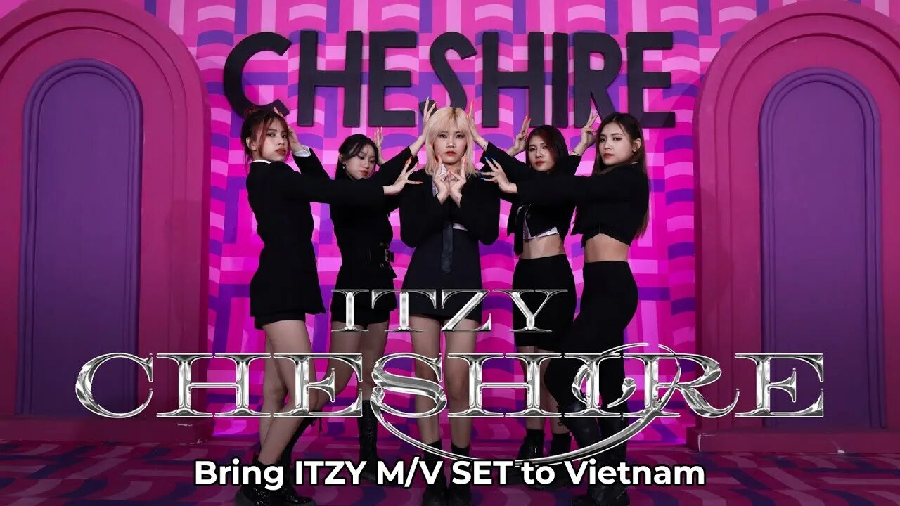 Itzy cheshire песня. Cheshire itzy обложка. обложка альбома итзи cheshire.