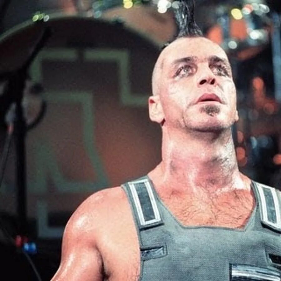 Lindemann kinder. Тилль Линдеманн. Till Lindemann 2001. Тилль Линдеманн 1994. Тилль Линдеманн с ирокезом.