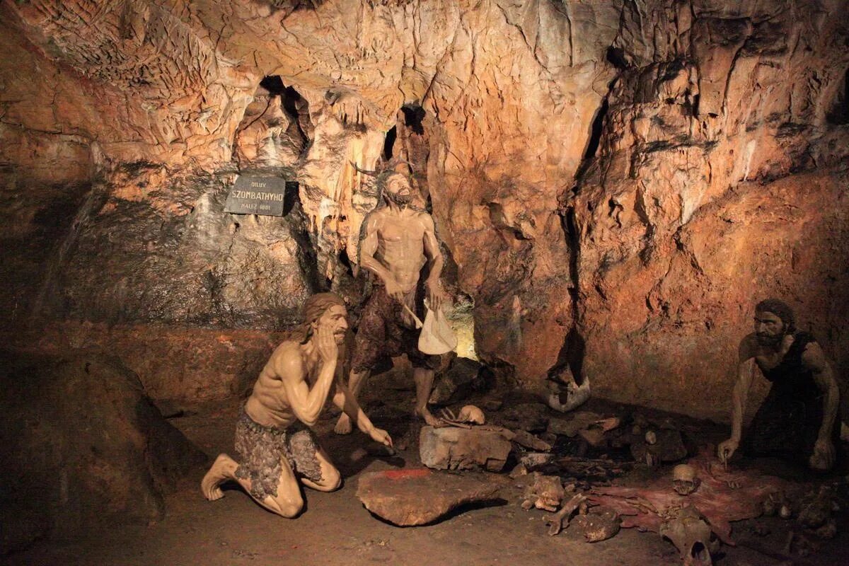 Жилище каменного века пещера. Пещера первобытного человека. Древние люди в пещере. Первобытный человек живший в пещере.