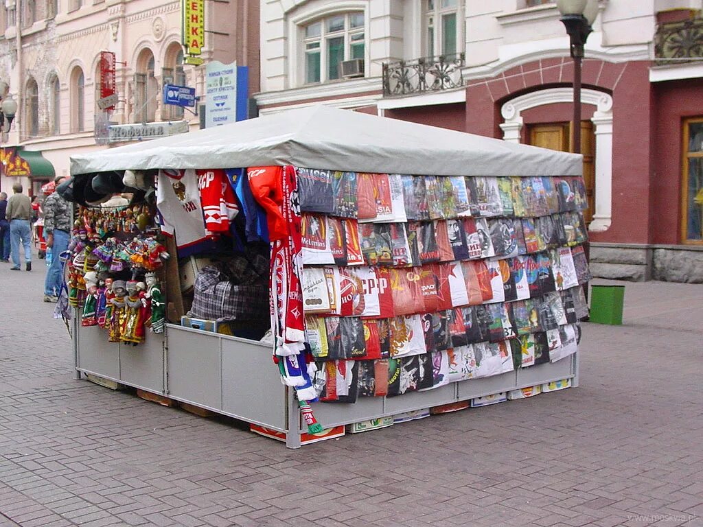 Торговли сувенирами. Уличная торговая точка. Торговая палатка на рынке. Палатки для уличной торговли. Киоск с сувенирами.