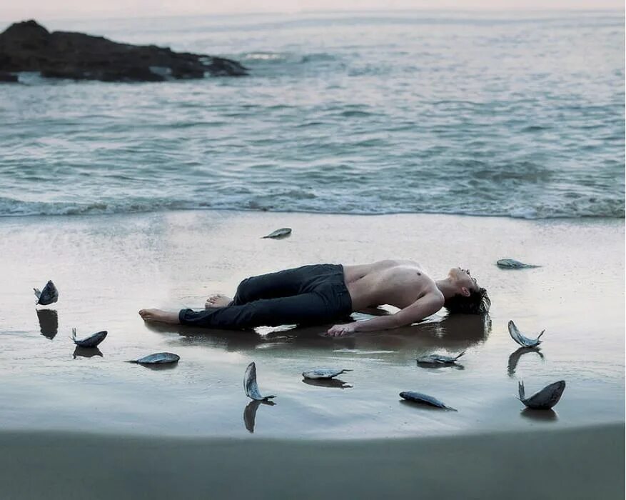 Alex Stoddard сюрреализм. Лежать на берегу моря. Лежит на берегу. Люди на море.