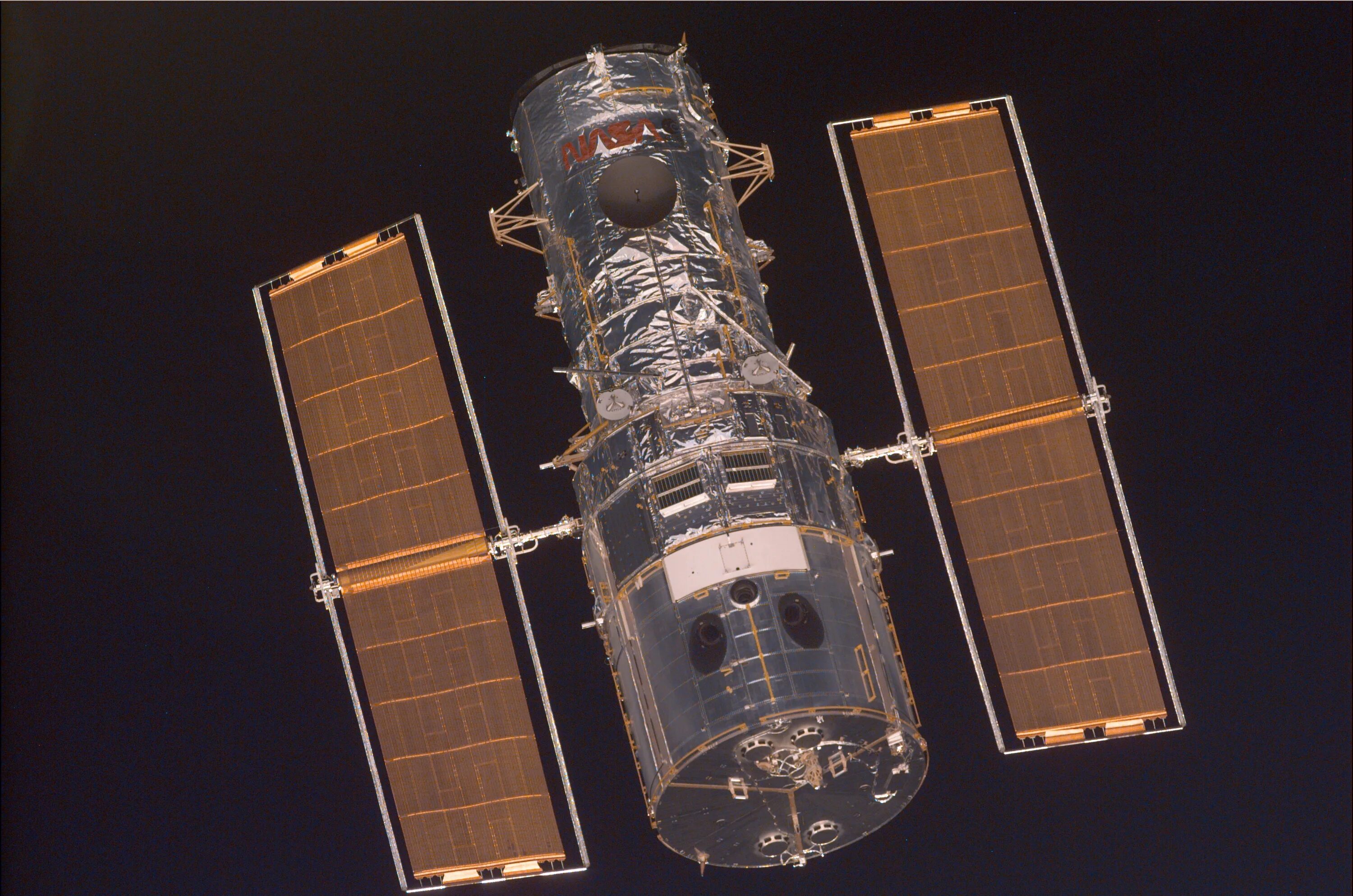 Космический аппарат Хаббл. Орбитальный телескоп Хаббл. Первый космический телескоп Хаббл 1990 года. Современные космические телескопы. Крупнейший телескоп на орбите