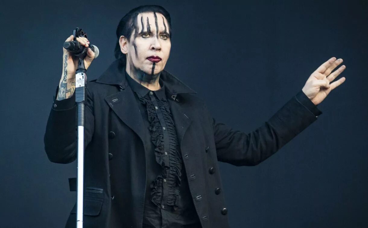 Manson broken needle. Manson broken needle. Мэнсон мэрилин мэнсон. Manson broken needle. Мэнсон мэрилин мэнсон.