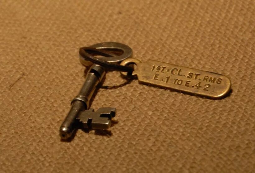 Ключ от сейфа долголетия. Вещи с Титаника. Ключ с Титаника. Серийный номер Титаника. Вещи поднятые с Титаника.