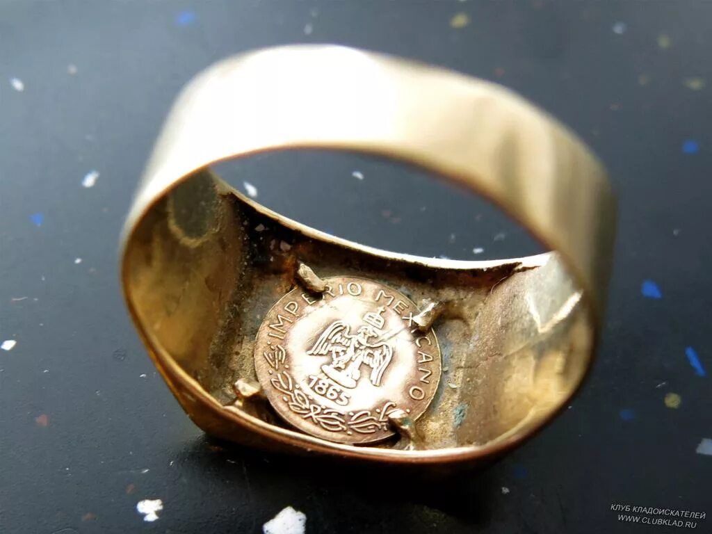 найти обручальное кольцо. золотые украшения на снегу. найти золотой перстень. кольцо 15 век. перстень с монетой.