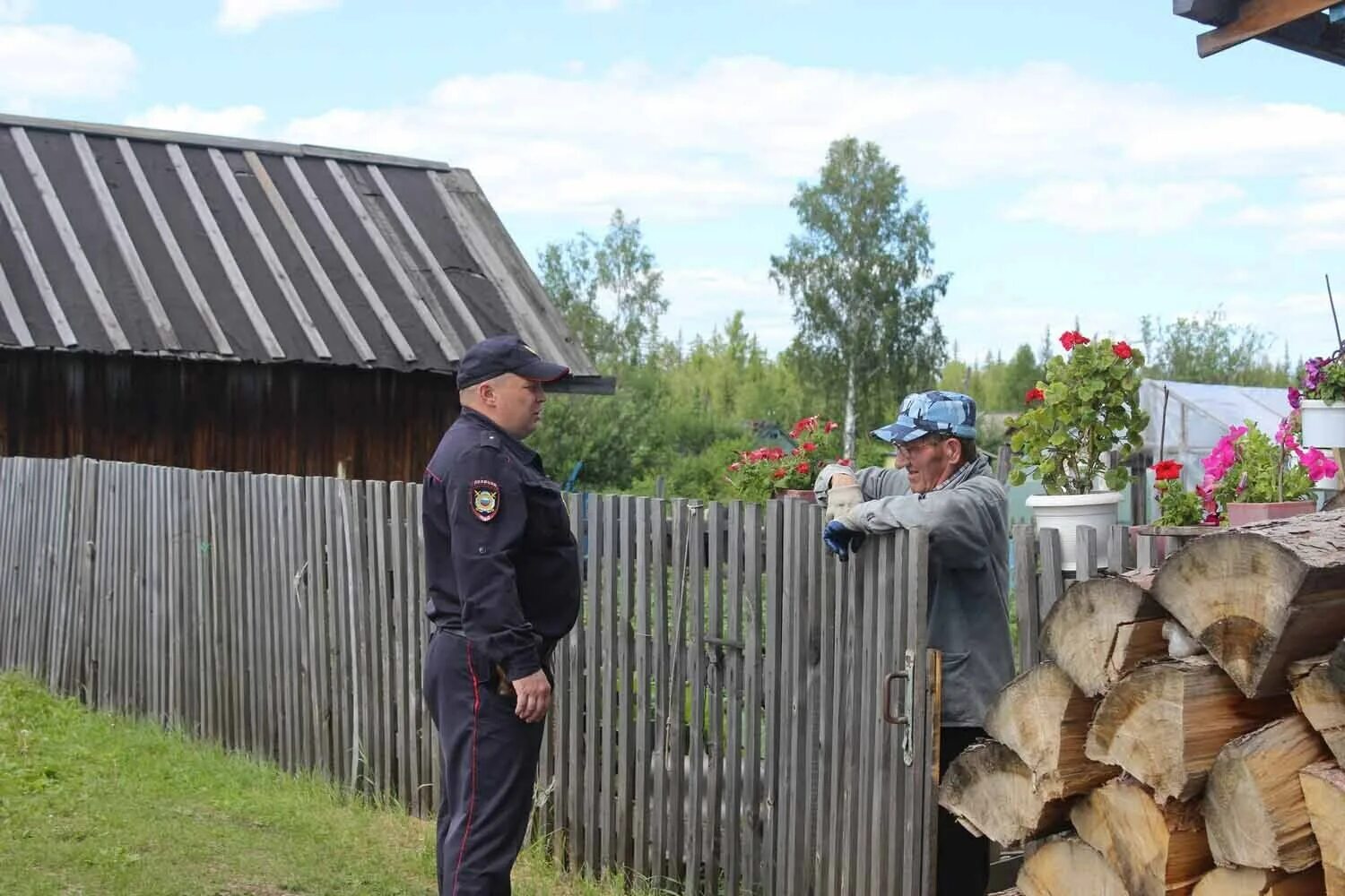 Что грозит за дачу. Полиция на даче. Участковый участок. Оштрафовать дачников. Дача полицейского.