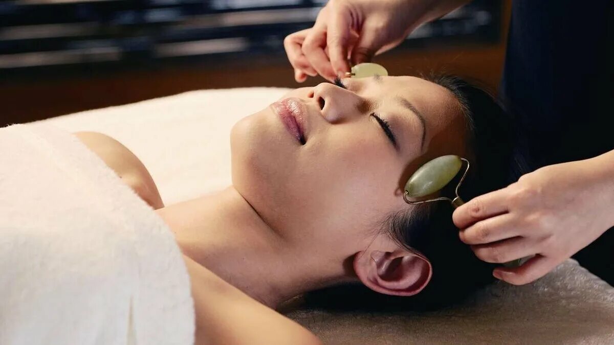 Массаж массажным роликом. Face massage Гуаша. Гуаша роллер зеленый кварц. Массаж лица. Китайский массаж лица.