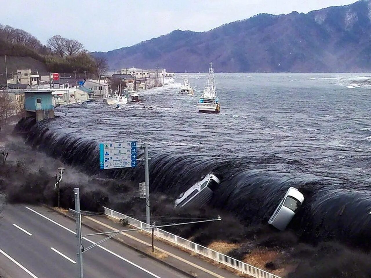 Tsunami natural disaster. Тохоку Япония ЦУНАМИ. ЦУНАМИ В Японии 2022. ЦУНАМИ В Японии в 2011. Землетрясение и ЦУНАМИ В Тохоку.