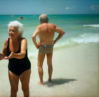 Старики на пляже фото.