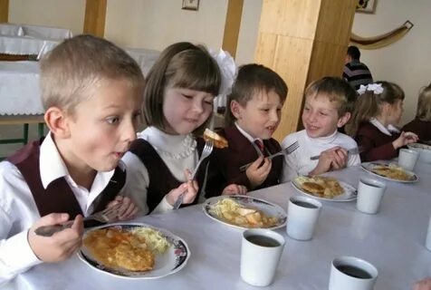 Дети едят в школьной столовой