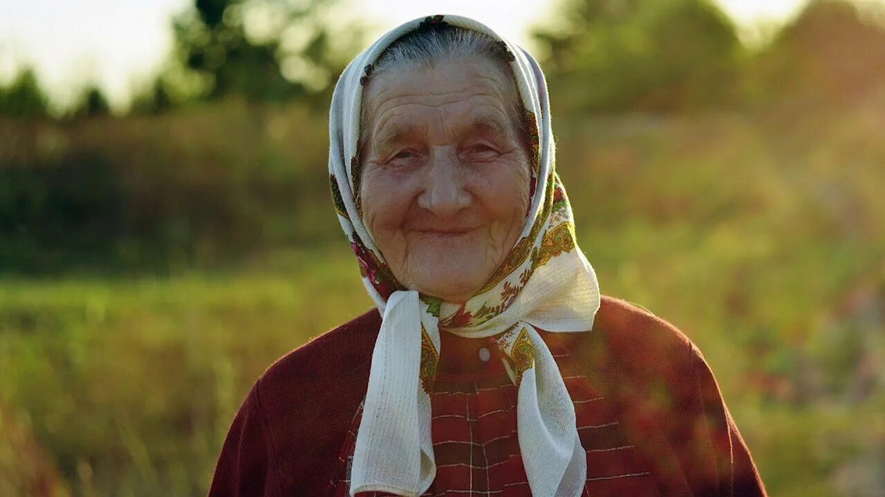 Песня бабуля бабуля люблю люблю. Пожилая женщина в платочке. Старушка в платочке. Старушка в платке. Бабуля в платке.