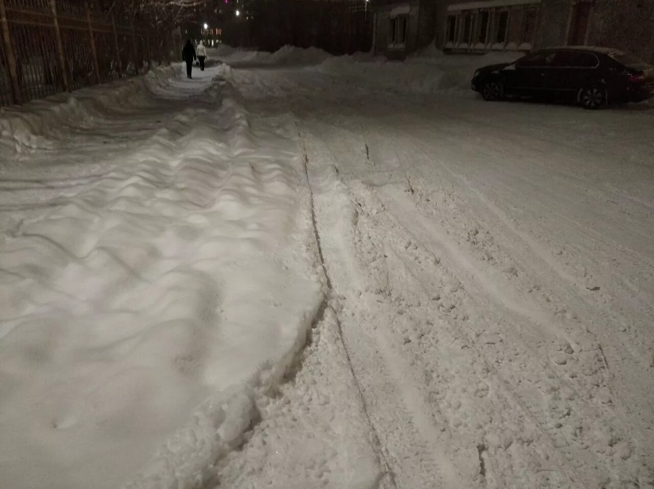 Наличие снега на дорогах. Сугробы во дворе. Заваленные снегом дороги. Снежная дорога во дворе. Неубранный снег во дворе.