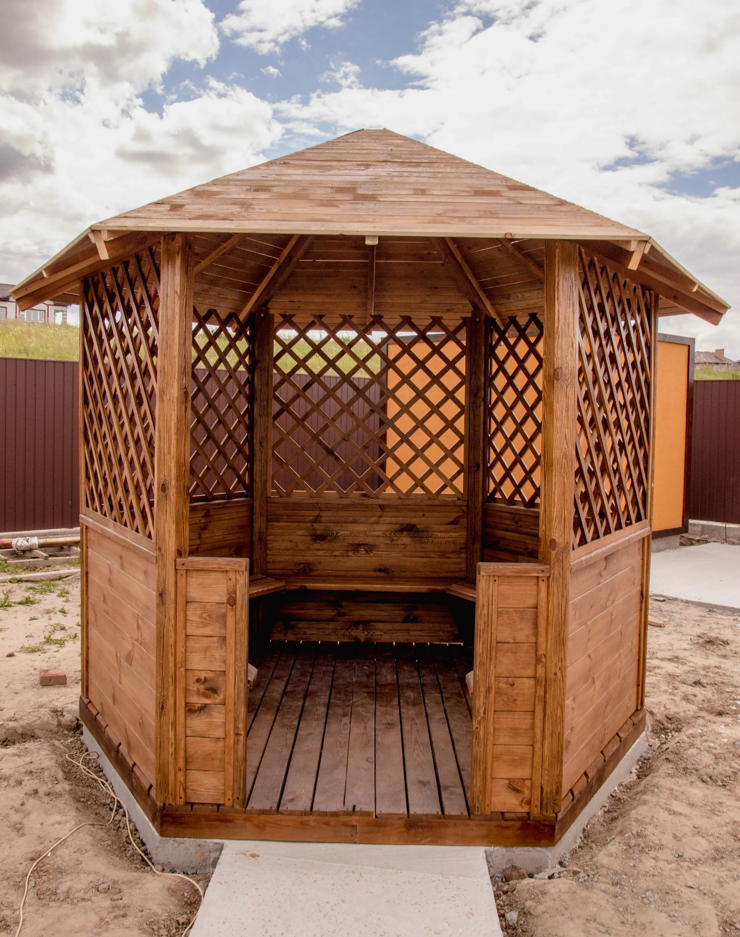 Беседка лотос. Беседка брусовая Gazebos. Беседка шестигранная Тортила-1. Беседка шестигранная КСИЛ. Беседка 6 угольная.