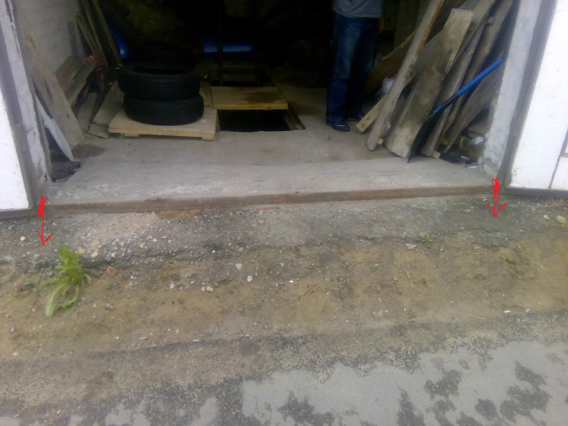 Порог для гаража металл. Плиты для заезда в гараж. Порог в гаражные ворота. Заезд в гараж порожек. Порог для ворот.