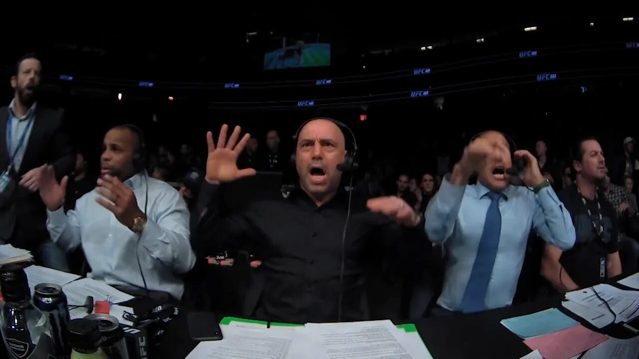 Комментаторы ufc. Реакция комментаторов ufc. комментатор орет.