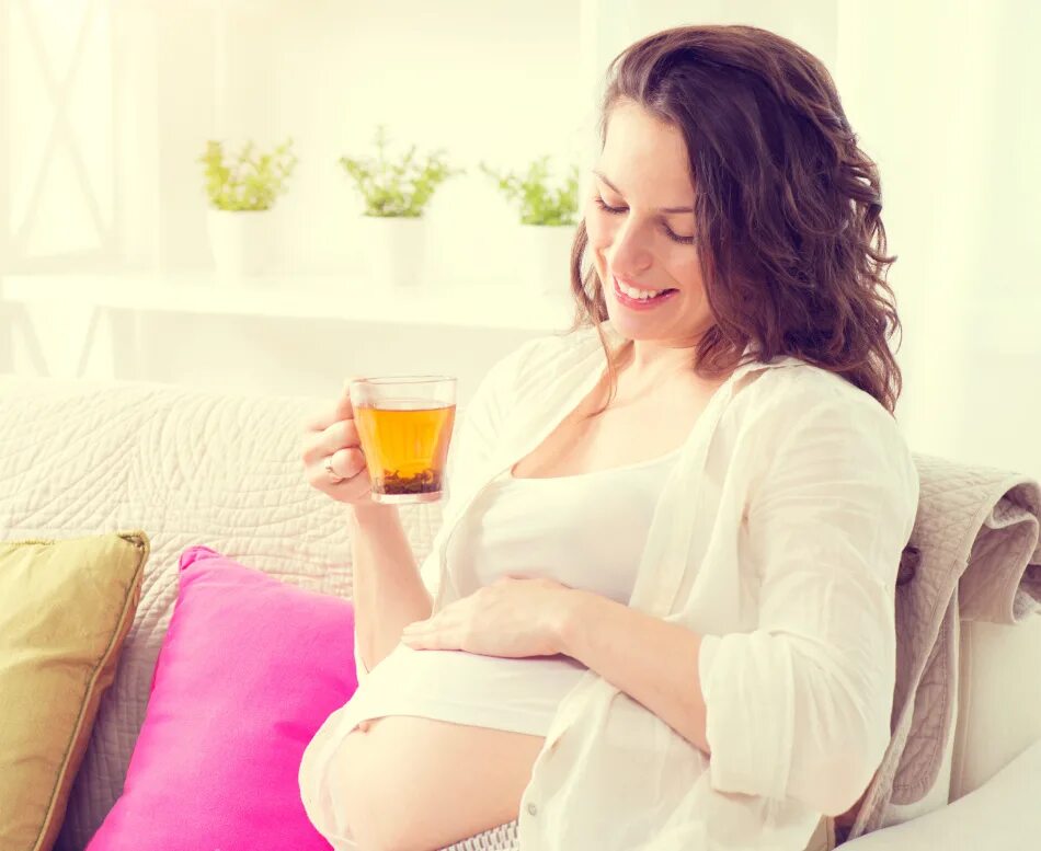 Женщина пьет чай. Девушка пьет чай. Что попить беременной
