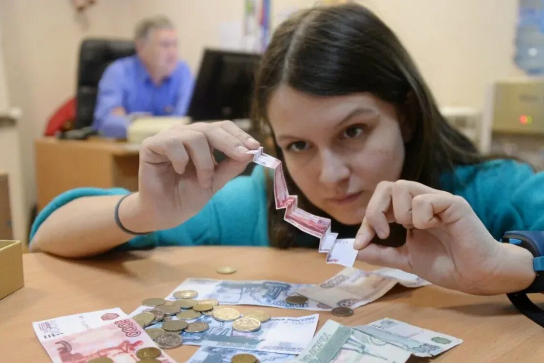 Повышение зарплаты преподавателям вузов в 2024 году. Зарплата. «урезании» заработной платы. считает деньги. повышение зарплаты.