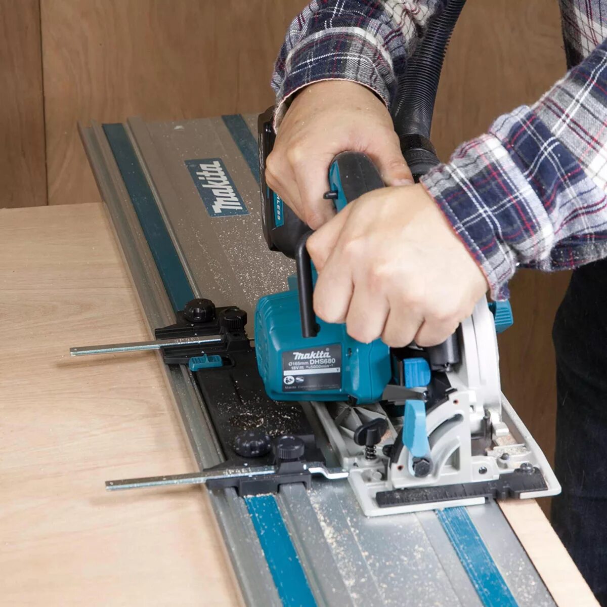 Адаптер для ручных и дисковых пил. Аккумуляторная дисковая пила makita dhs680. пила циркулярная makita dhs680. циркулярная пила макита dhs 680. направляющая для циркулярной пилы макита 7601.