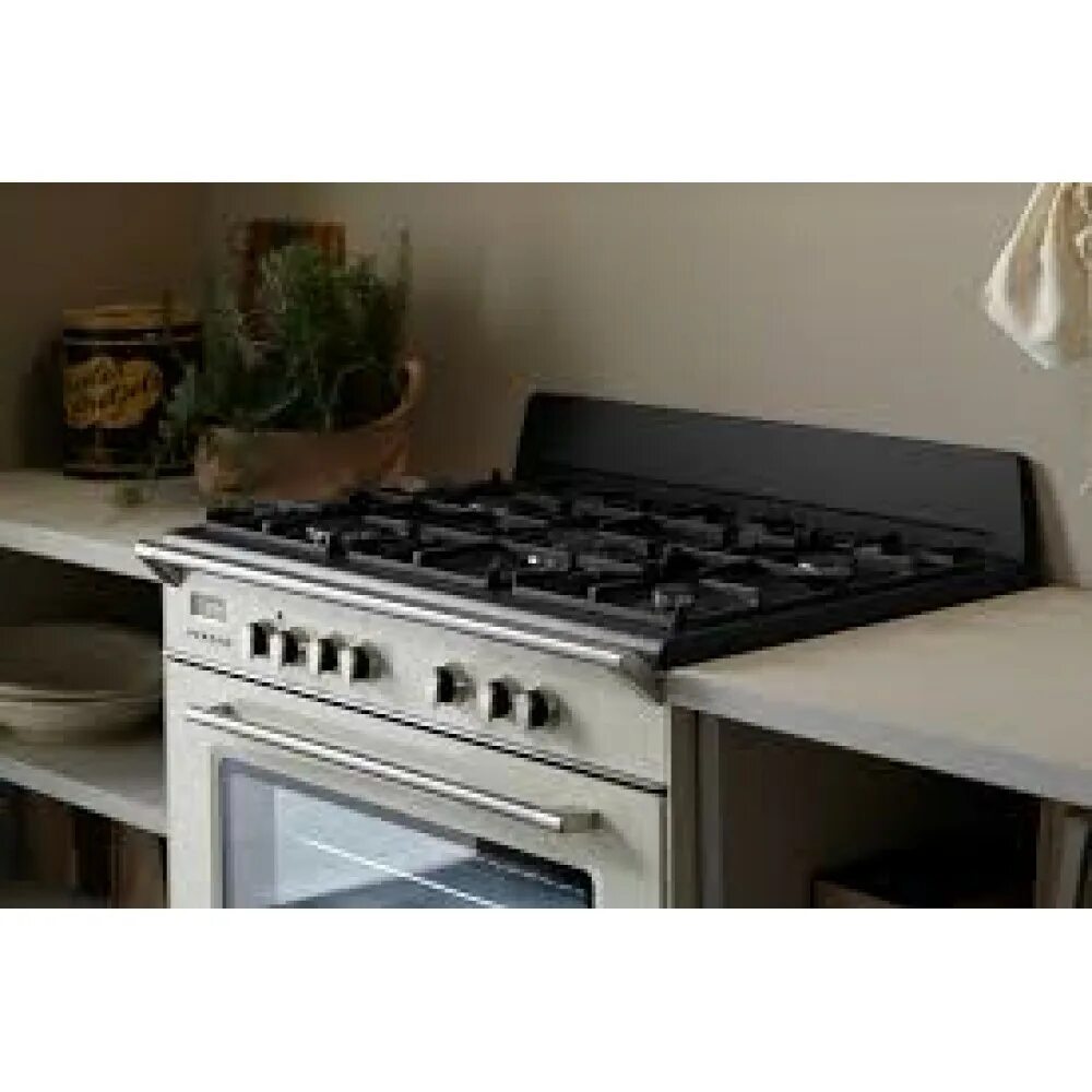 Kitchen stove перевод. Отдельностоящая газовая плита kitchenaid. Газовая плита встраиваемая в столешницу. Дачная газовая плита в интерьере. Газовая плита на острове.