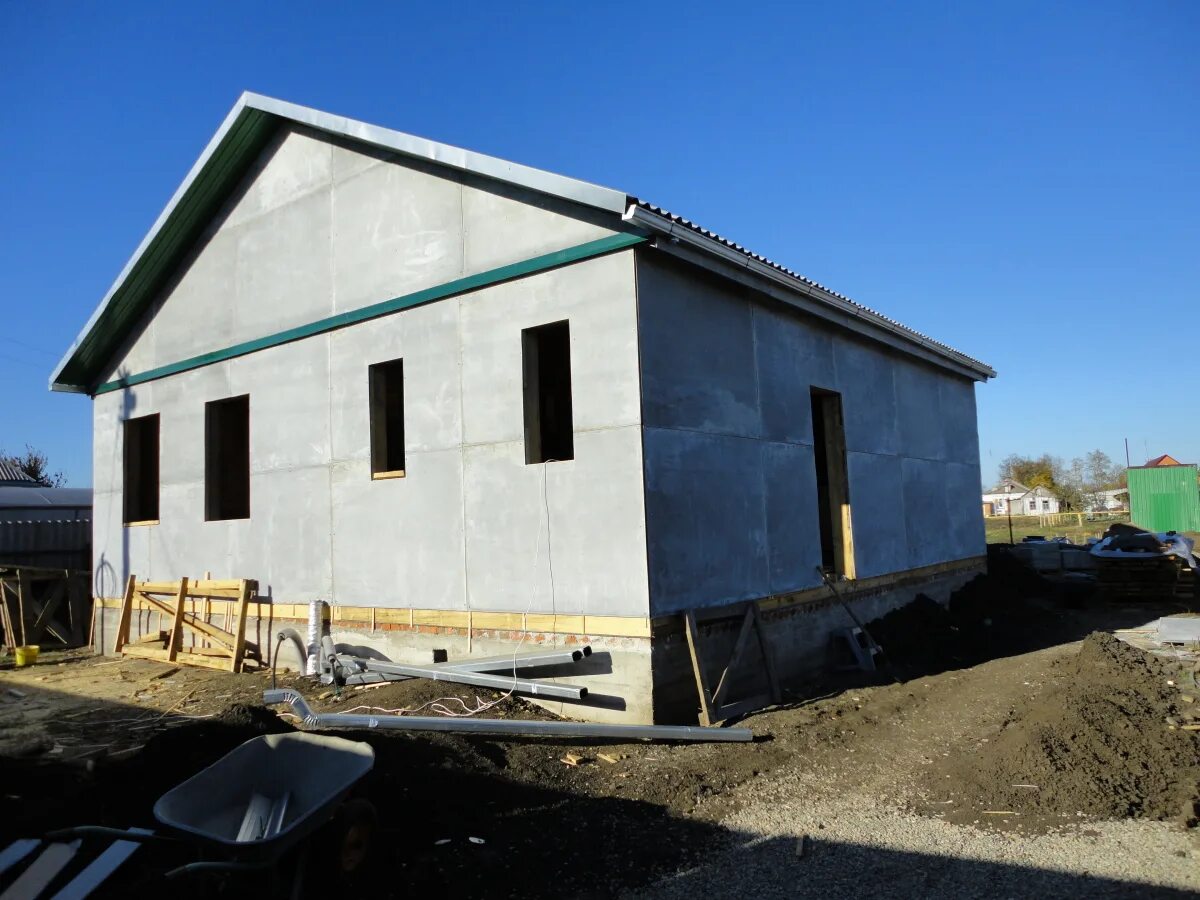 Кровля четырехскатная шиферная. Дом из шифера. Облицовка фасада плоским шифером. Фахверк баварский стиль. Дом обшитый цсп.