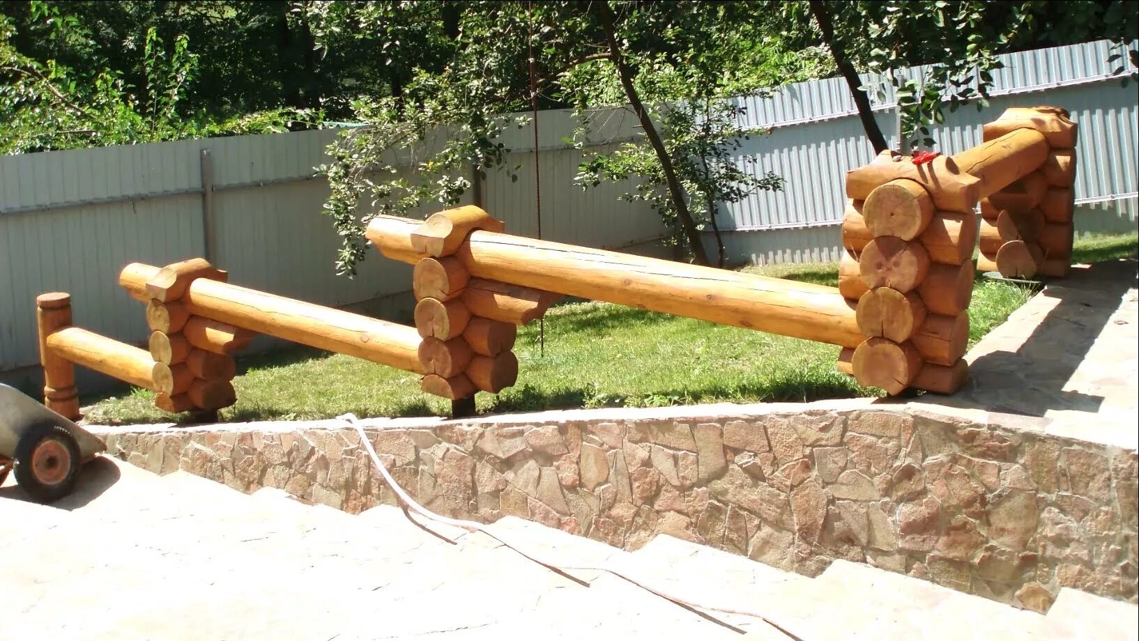 беседка из тонких бревен. стул из цельного дерева. деревянные лавки из бревен. цветник из бревна. лавочка из бревна.