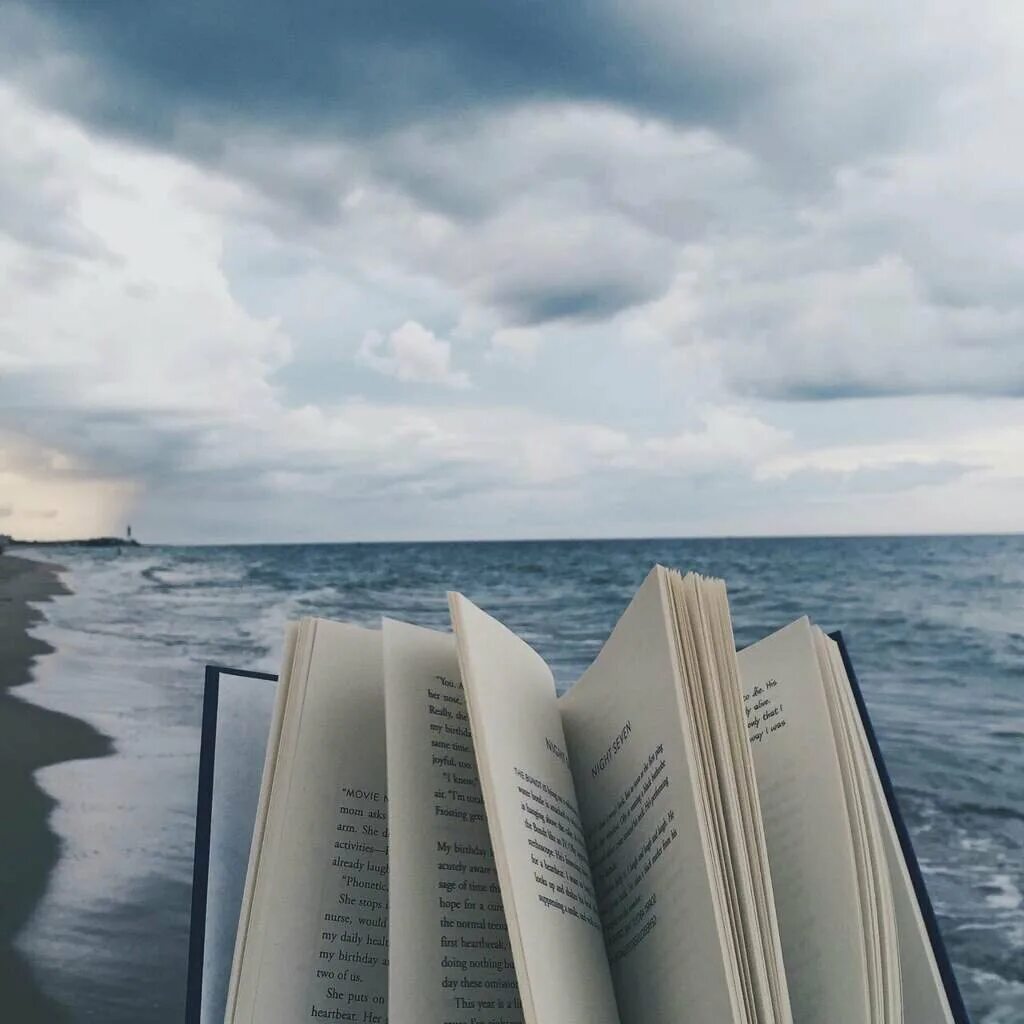 Простые мысли прочитать. Книга море. Книги Эстетика. Книги и море Эстетика. Море и книга цитаты.