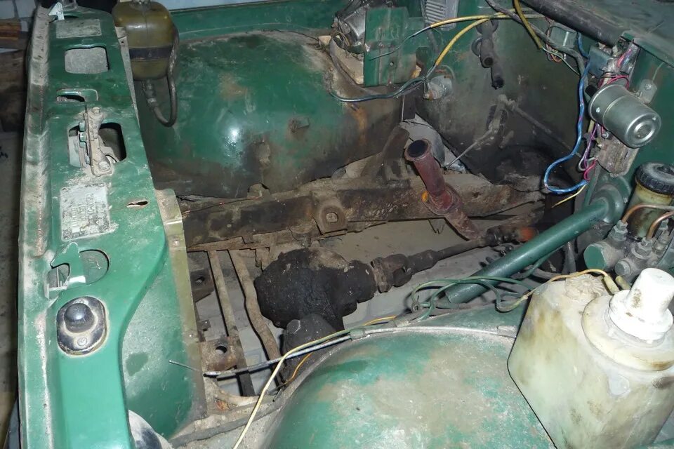 Не работает 1 цилиндр уаз. Подкапотка уаз 31512. подкапотное пространство уаз 31512. карбюратор на уаз 31512. патрубки под капотом уаз 31512.