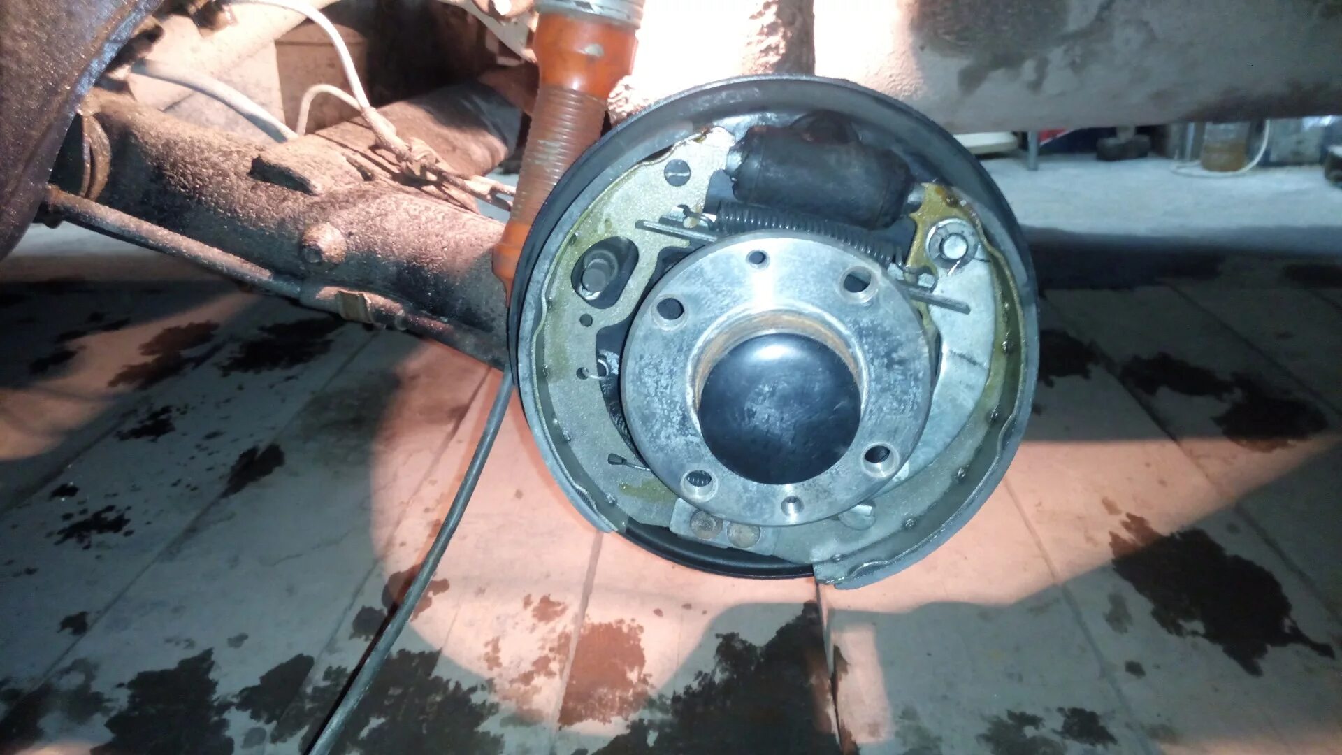 Лада гранта цилиндр заднего рабочего тормоза. Задний тормозной цилиндр лада гранта с абс. Как поменять тормозной цилиндр гранта. Тормозной цилиндр ваз гранта задний. Кожух тормозного диска гранта.