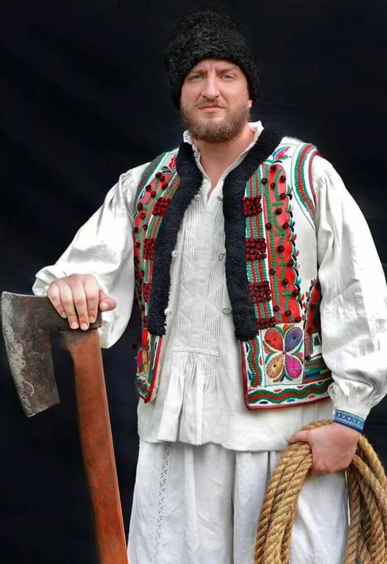 Человек в национальной одежде. Молдавская Национальная одежда мужская. Национальный костюм Румынии мужской. Румынский костюм мужской. Румынки в национальных костюмах.