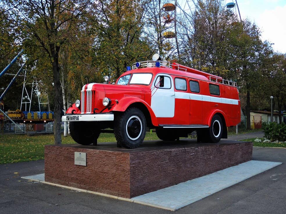 Памятник пожарному автомобилю