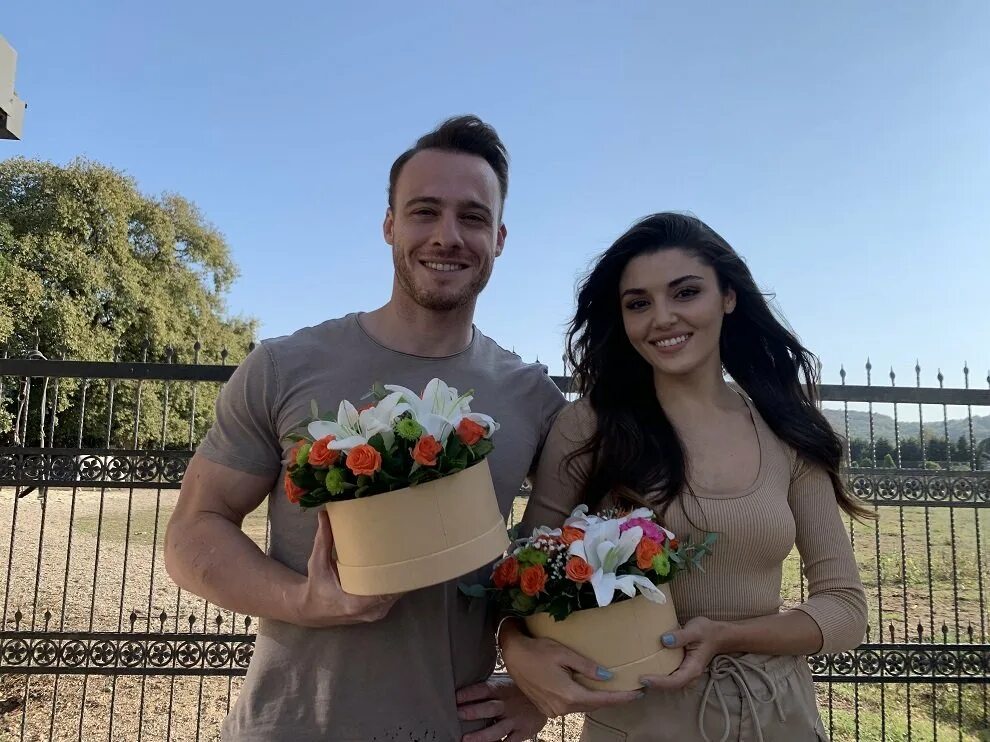 Керем бурсин и эрчел. Ханде эрчел и керем. Керем бурсин. Ханде эрчел и керем. Керем бурсин и ханде эрчел.