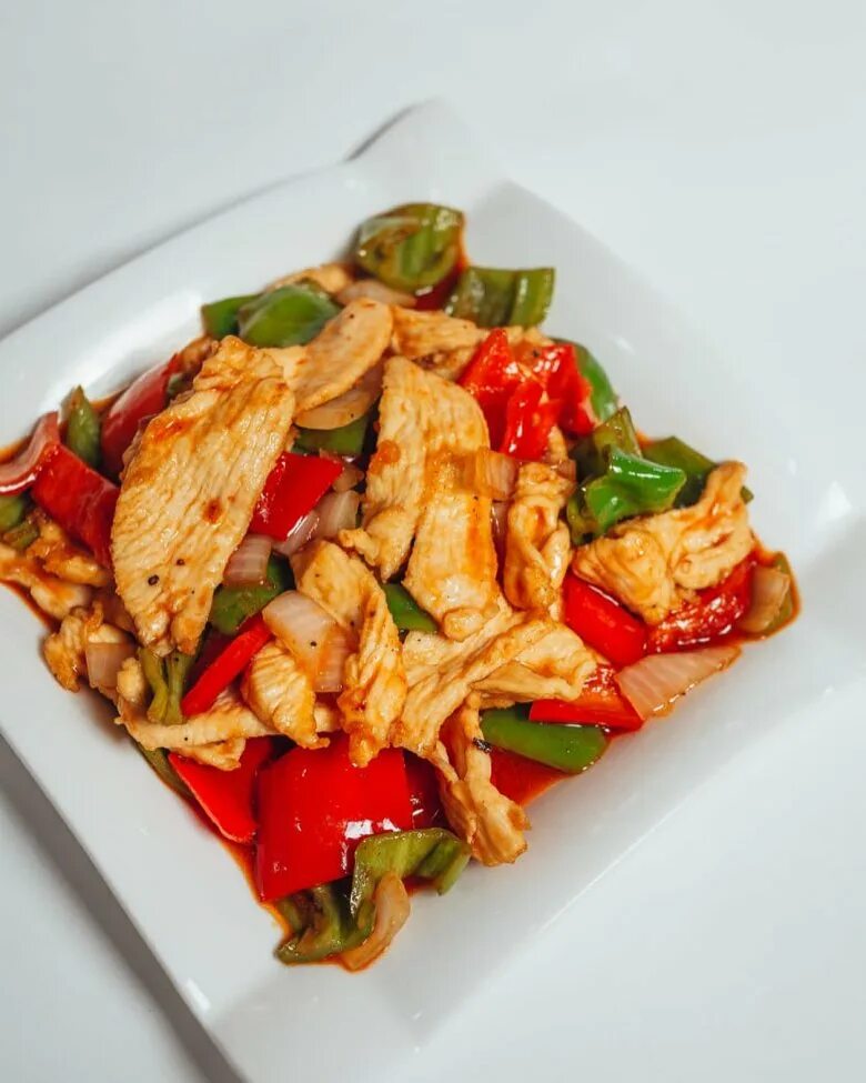 Грудки с перцем. Салат с курицей и перцем. салат с болгарским перцем и курицей. салат с куриной грудкой и болгарским перцем. салат с сладким перцем и курицей.