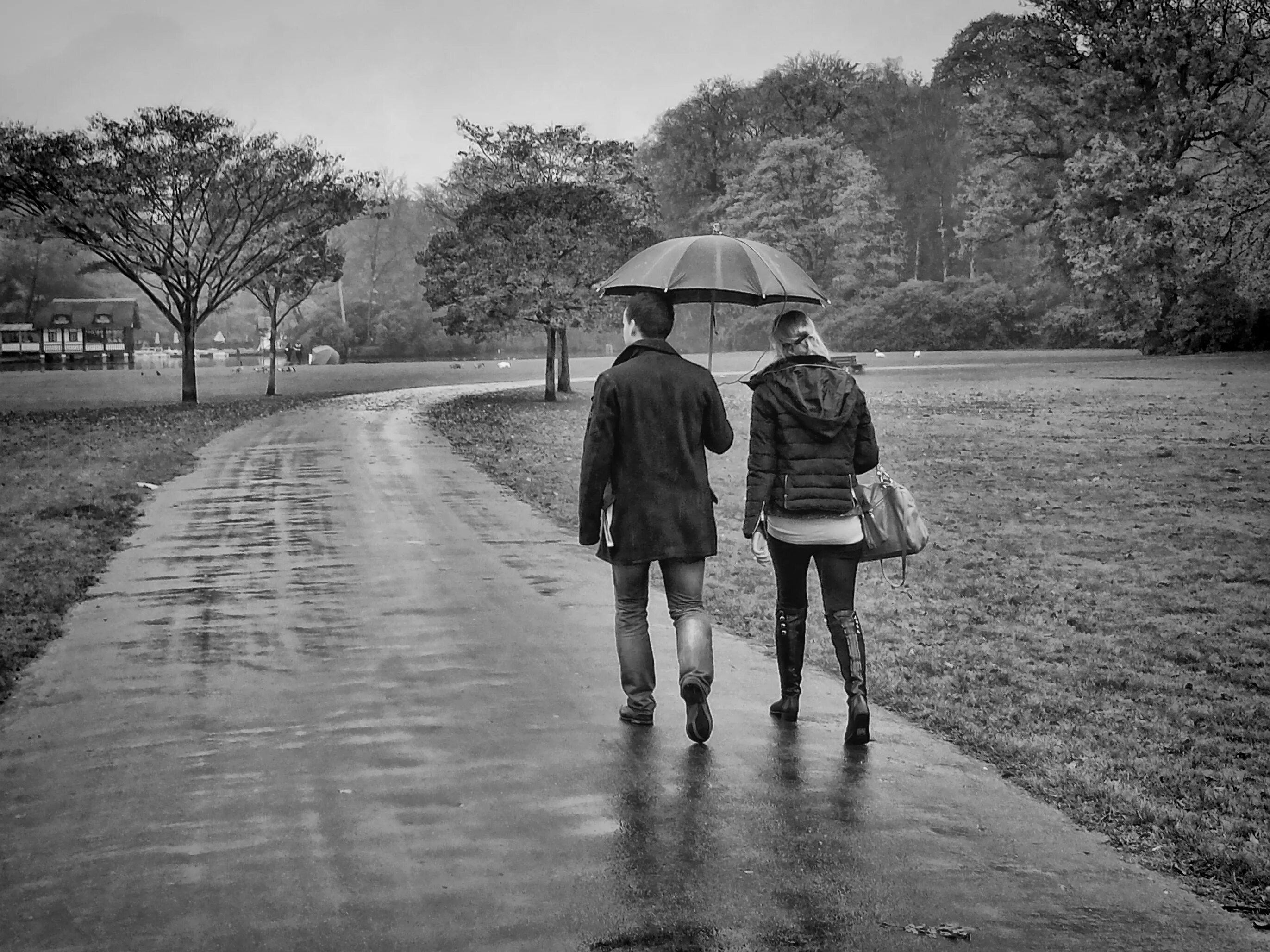 She s in the rain. Прогулка чб. Люди в парке дождь. Прогулка в парке под дождем. Дождливый парк.