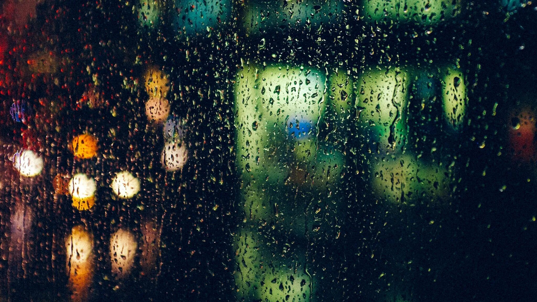 Запотевшее стекло дождь. Блики на стекле. Капли на стекле. Дождь в окне. Запотевшее стекло.