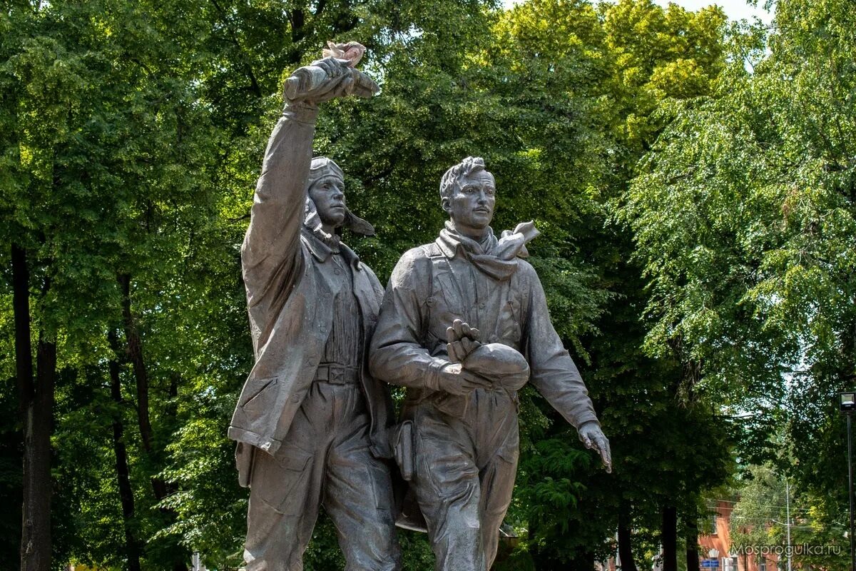 Памятник первому и девятому. Памятник Нормандия Неман в Лефортово. Памятник летчикам авиаполка Нормандия-Неман. Памятник летчикам Нормандии Неман в Москве. Памятники летчикам Нормандии Неман.