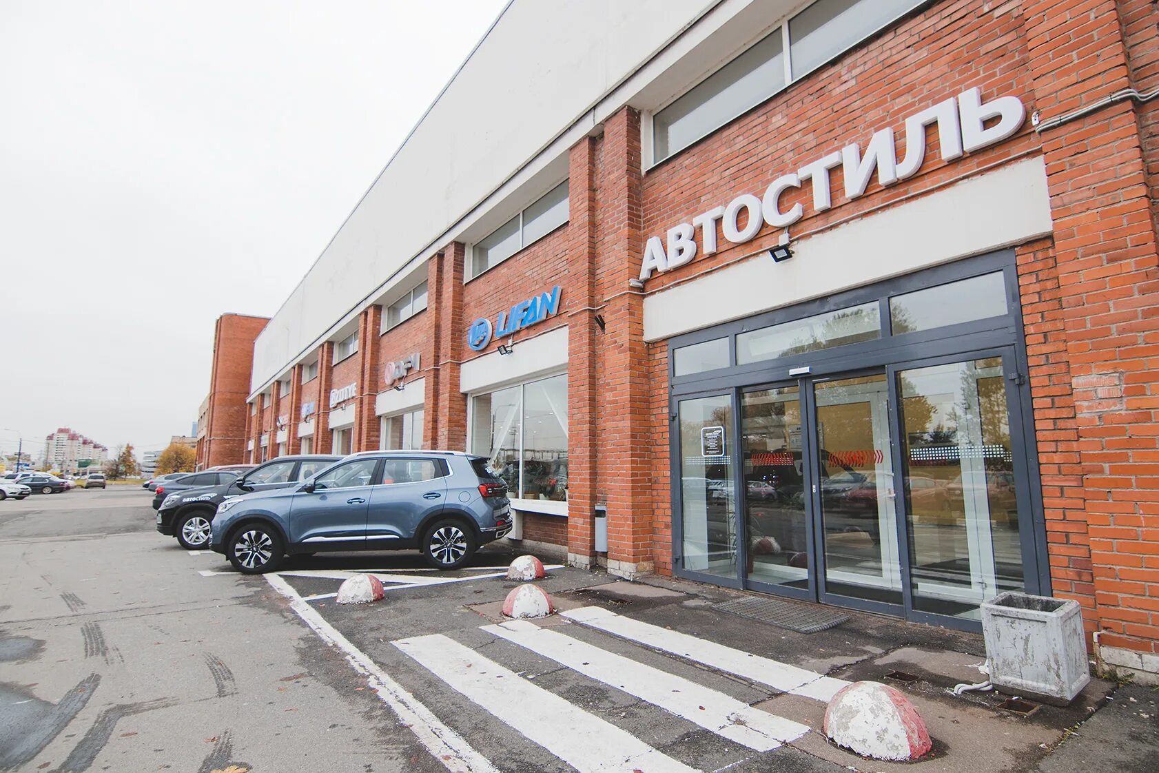 китайский кроссовер brilliance. новая китайская машина lifan. автосалон чанган китай. китайская машина v35s. машины корпорации черри.