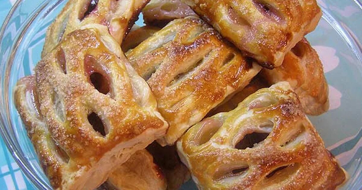 Печенюшки из слоеного теста. Печенье из слоеного дрожжевого теста рецепты. Слоеные рогалики. Печенье из слоеного дрожжевого теста рецепты. Печенье из слоеного дрожжевого теста.