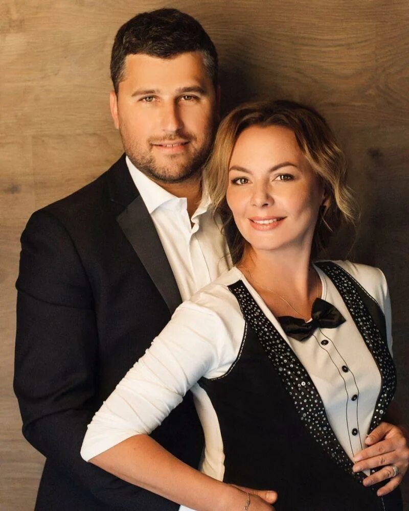 Мужья камеди вумен. Гудков камеди вумен. Дмитрий камеди вумен. Евгений резидент камеди вумен. Александр гудков камеди клаб.