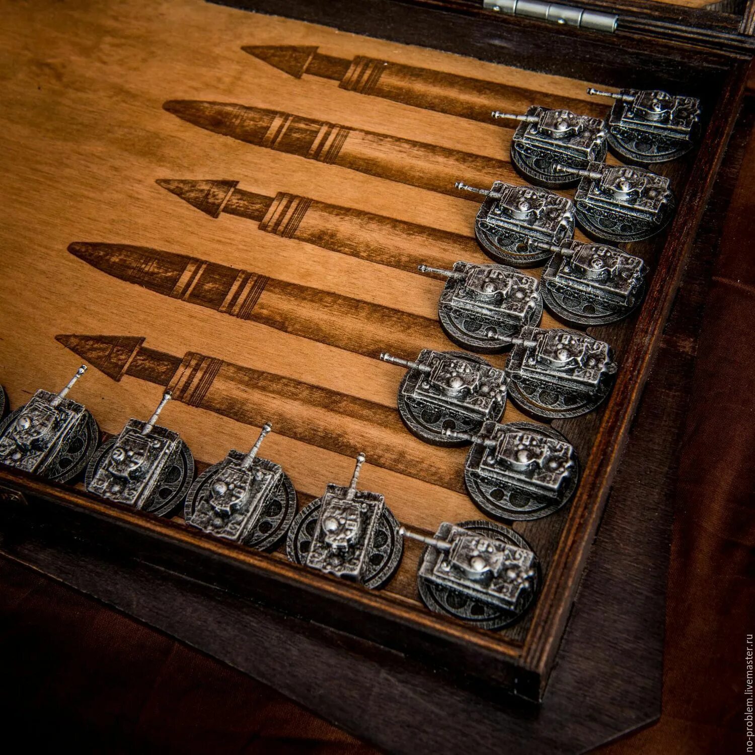 Мастер по работе с оловом. Ювелирная мастерская. Шахматы монголы русичи. Чеканка и гравировка ювелирных изделий это что такое. Чеканка алюминиевой банки.