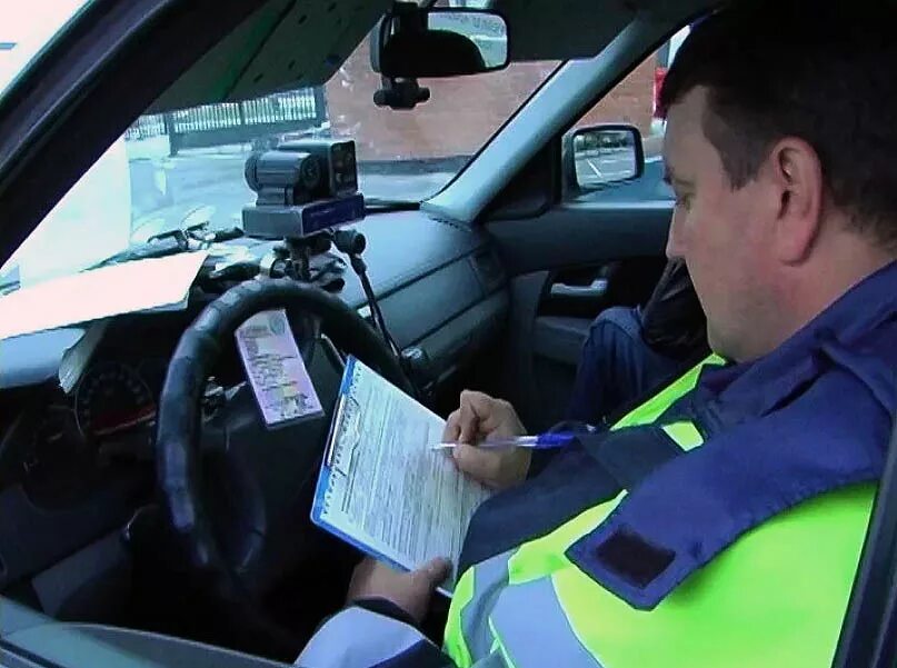 машина в аресте у приставов. изъятие машины. приставы арестовали автомобиль. отнимут ли машину. штраф за отсутствие полиса осаго.