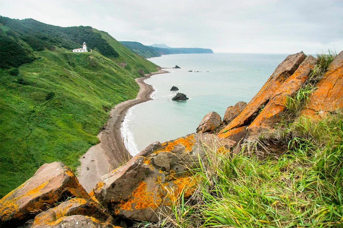Мыс жонкиер александровск-сахалинский. Южный сахалин тихая бухта. Дальний восток сахалин. Достопримечательности сахалина мыс жонкиер. Шантарские острова хабаровский край.