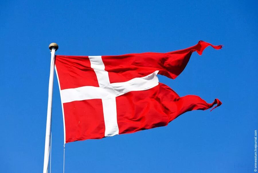 Самый древний флаг. Флаг Дании. Даннеброг флаг Дании. Старый флаг Дании. Старейший флаг Дании.
