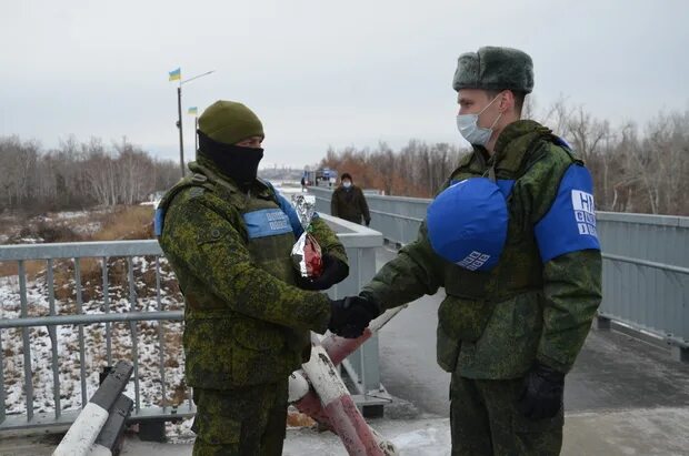 Обстановка в кременной луганской области. Возложение. Линия соприкосновения в донбассе на 22. Ситуация на передовой донбасса. Военнопленные россии на украине на сегодняшний день.