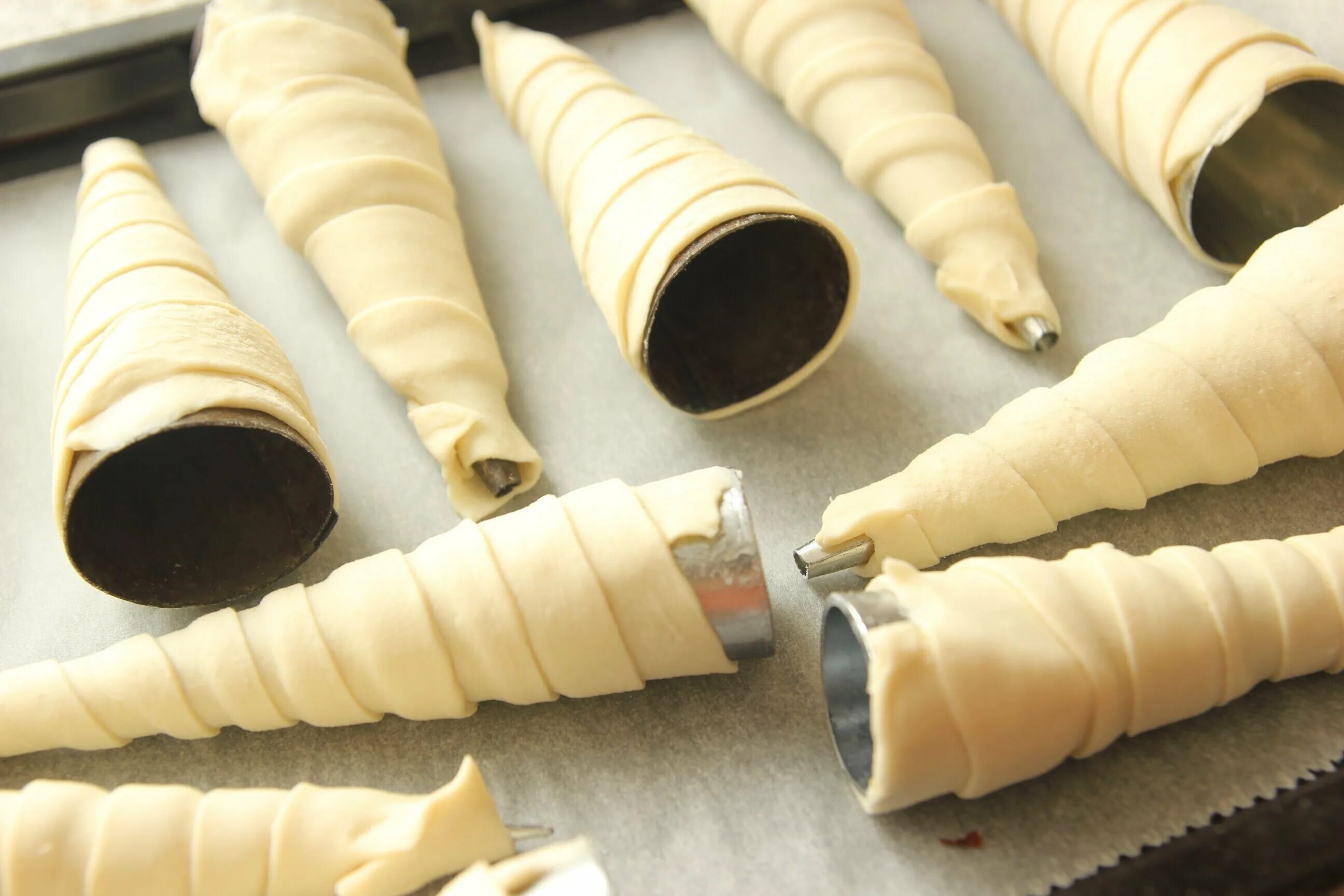 форма для слоеных трубочек. тонкие вафли. как сделать трубочки мягкими. формочки для вафельных трубочек. трубочки из слоёного теста.