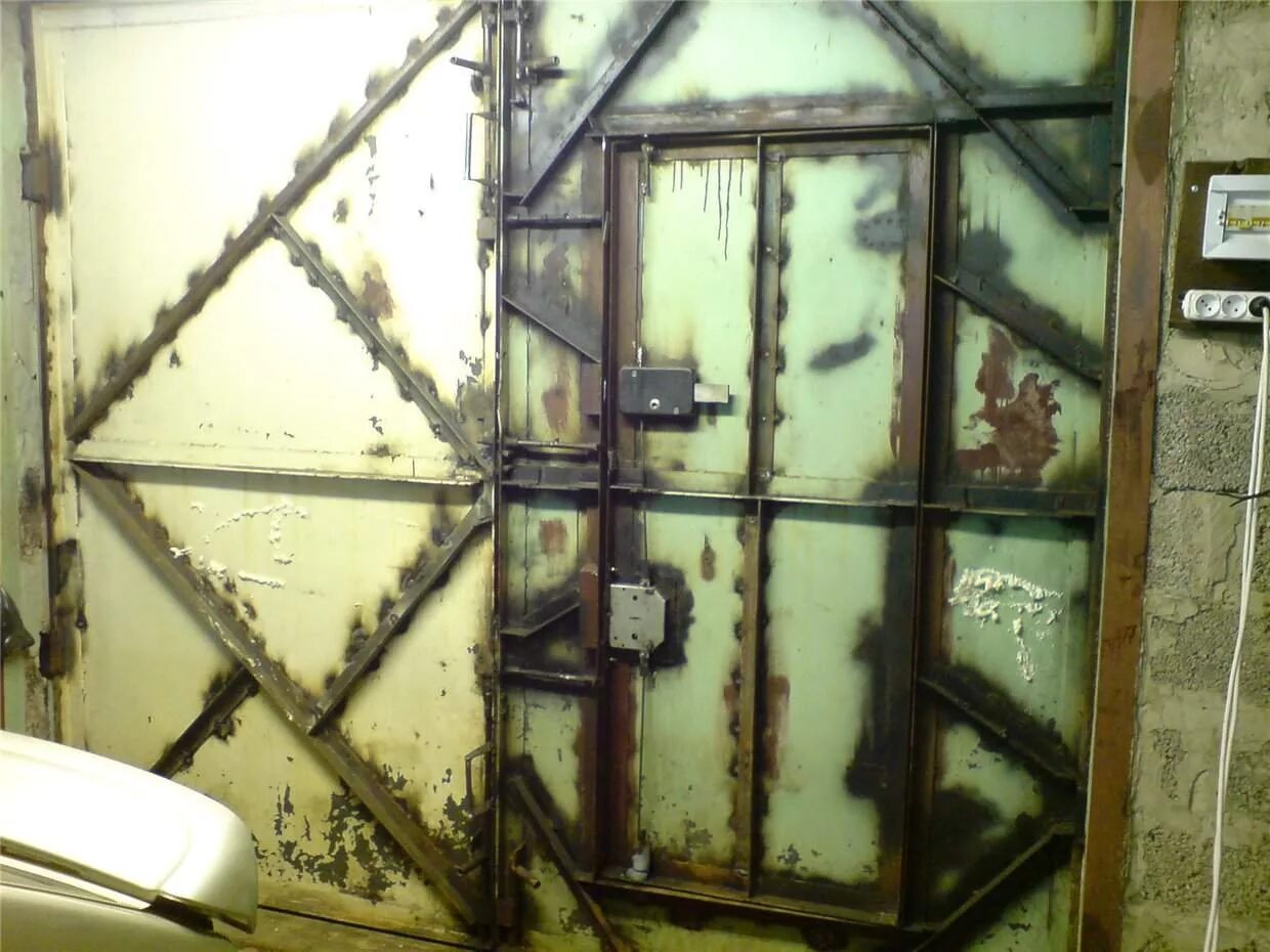 Как укрепить дверь. Дверь в гаражных воротах. Деревянная дверь в сарай. Крепеж для входных металлических дверей. Усиление проемов толщиной 580 мм металлической обоймой.