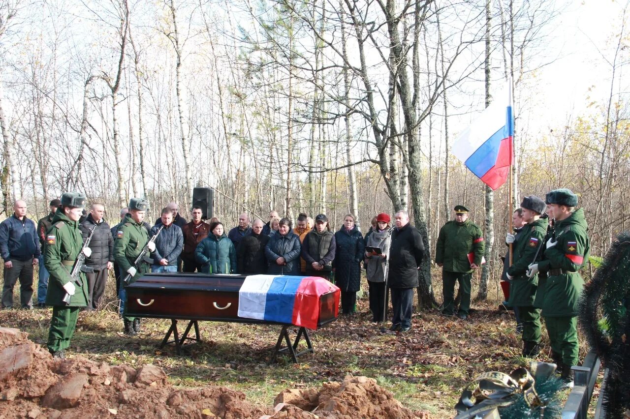 Правда о сво сегодня последние новости. Похороны военнослужащего. Похороны в Нелидово мобилизованного. Погребение военнослужащих.