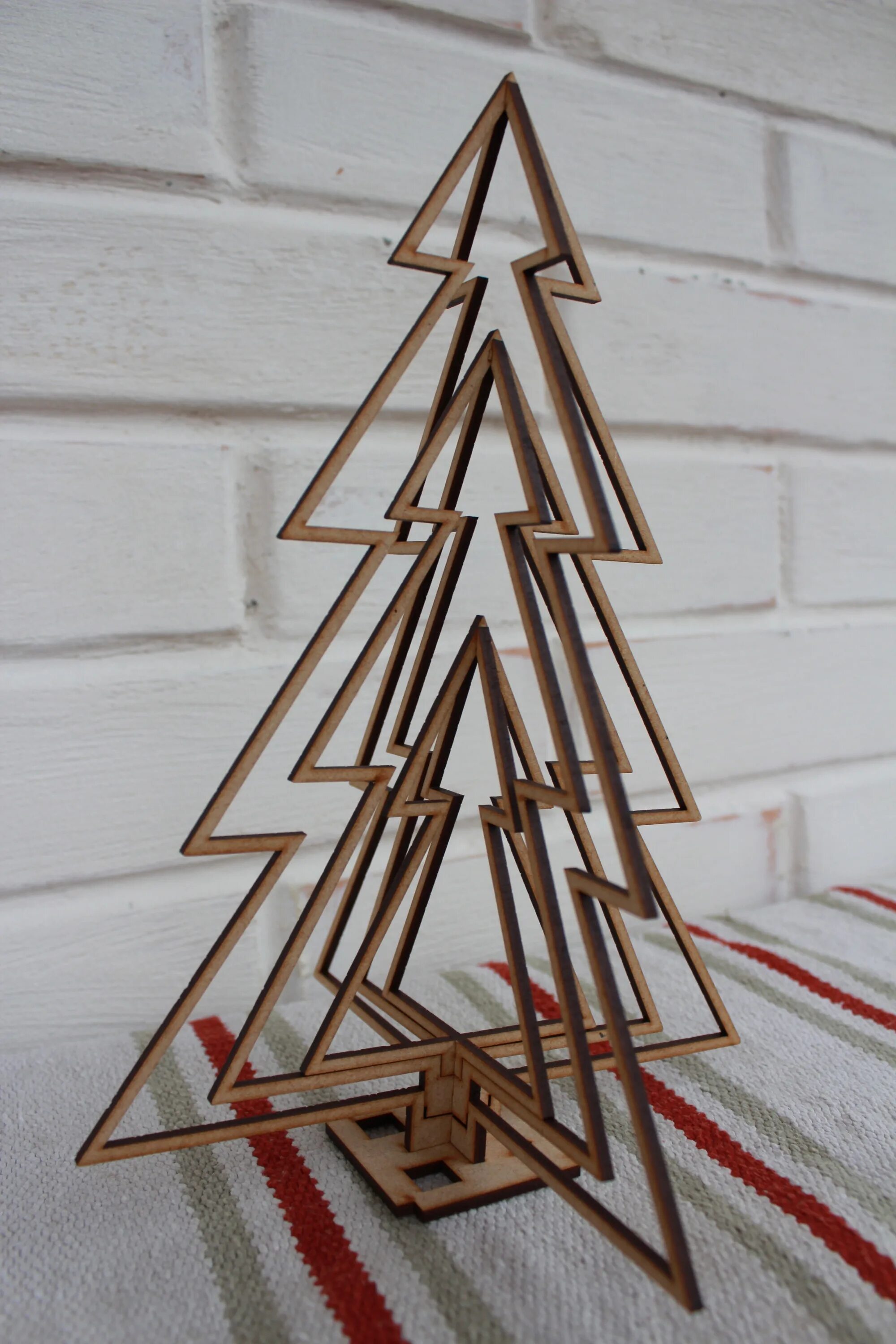 елочка для детей. елочки разные по высоте. две елки. новогодняя ель. елочки разных размеров.