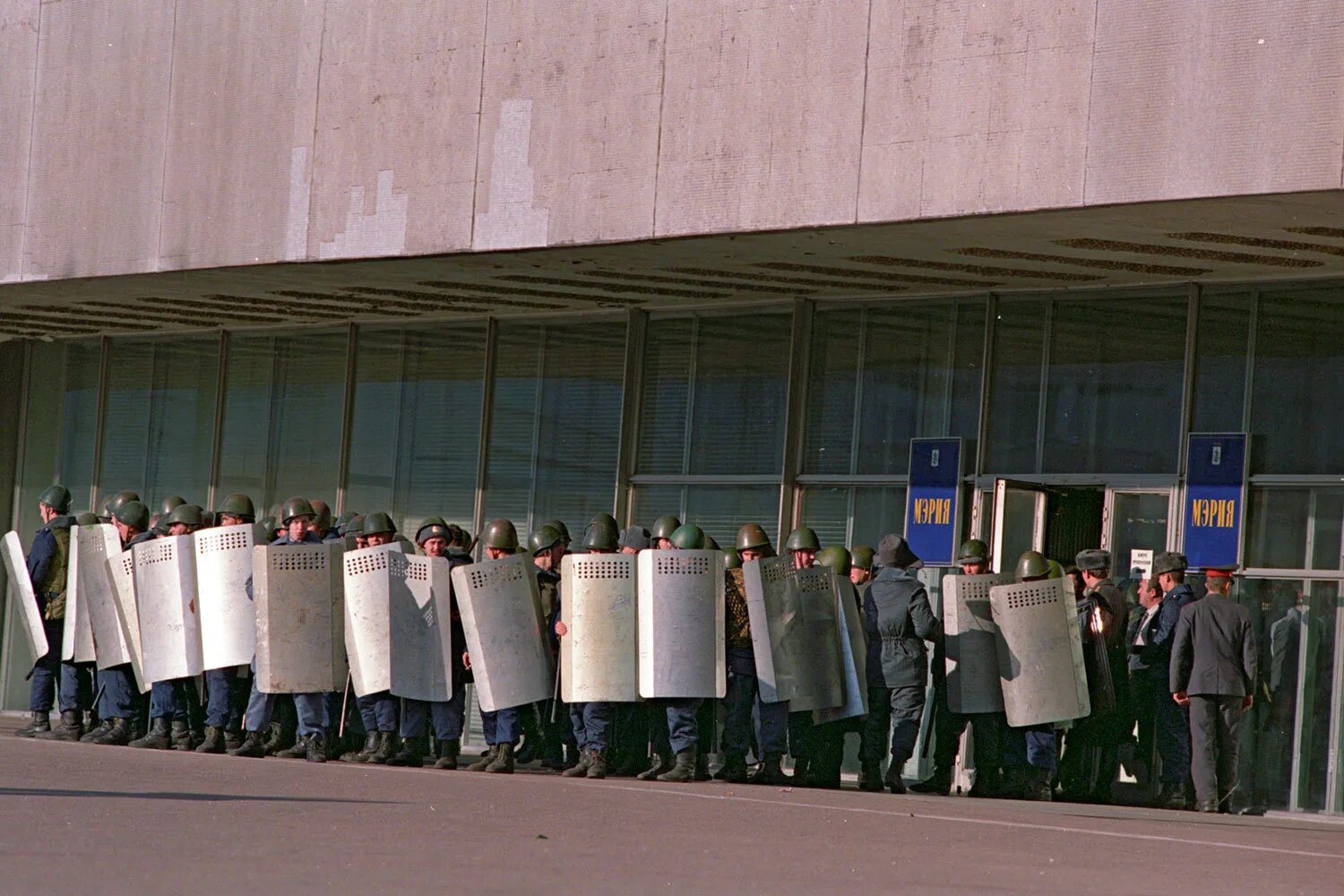 События 3 октября 1993. Москва 1993 белый дом милиция. белый дом штурм 1993 милиционер. омон октябрь 1993. московский омон 1993.