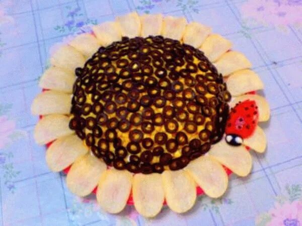 Подсолнух с жареными грибами. Салат подсолнух. подсолнух без картошки салат. подсолнух салат с дыркой. салат подсолнух с колбасой и помидором.