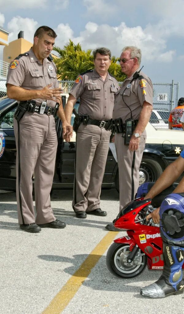 Полицейский мотоцикл. Полицейский мотоциклист. Американский полицейский мотоцикл. Мотоциклы полиции США. Можно ли таранить мотоцикл полицейским